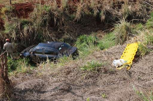 Motorista perde a direção de veículo e capota na BR-060 - Imagem da galeria de imagens