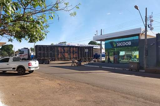 Carreta arrebenta cabo telefônico e interdita trecho da Dorvalino dos Santos - Imagem da galeria de imagens