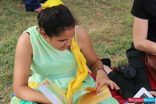 Projeto de incentivo à leitura reuniu 45 estudantes na Praça Central - Imagem da galeria de imagens