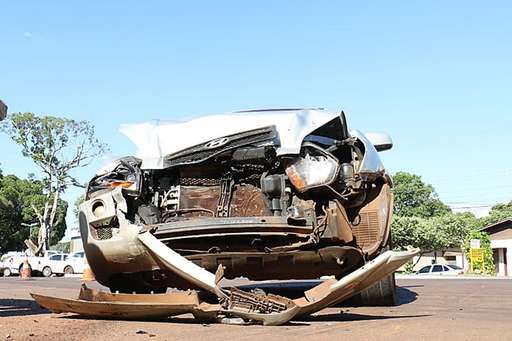 Carro capota ao ser atingido por outro veículo em cruzamento na Avenida Dorvalino dos Santos - Imagem da galeria de imagens