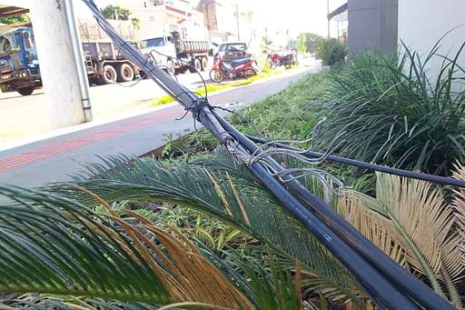 Carreta arrebenta cabo telefônico e interdita trecho da Dorvalino dos Santos - Imagem da galeria de imagens