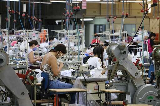 Tip Top inicia distribuição gratuita de 8.600 máscaras e desde fevereiro só passou a produzir o acessório - Imagem da galeria de imagens