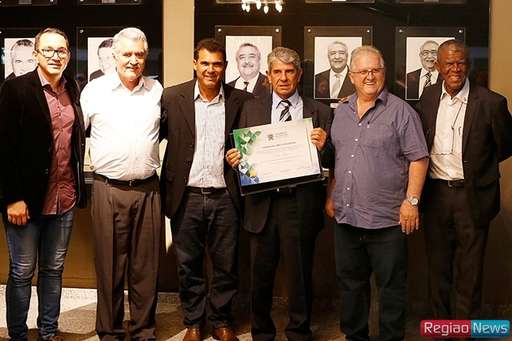Daltro recebe título com outras 45 personalidades homenageadas nos 40 anos da Assembleia - Imagem da galeria de imagens