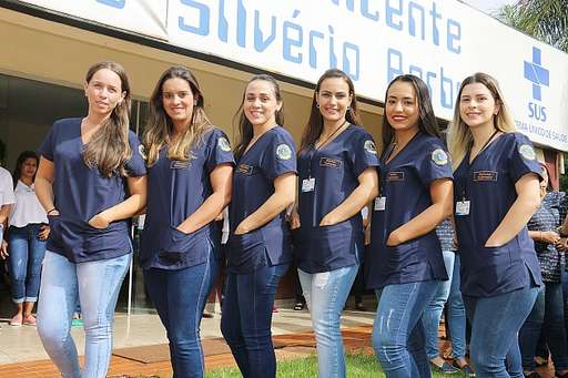 Lions entrega 246 peças para renovar uniformes de funcionários do hospital - Imagem da galeria de imagens