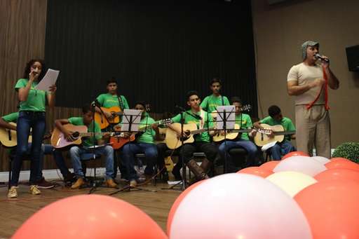 Emoção, musicalidade e arte na apresentação de crianças e adolescentes da Apascentar - Imagem da galeria de imagens