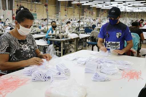Tip Top inicia distribuição gratuita de 8.600 máscaras e desde fevereiro só passou a produzir o acessório - Imagem da galeria de imagens