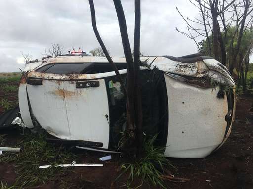 Caminhão invade a pista contrária e bate em Sandero na BR-060 - Imagem da galeria de imagens