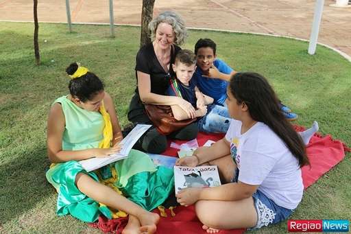 Projeto de incentivo à leitura reuniu 45 estudantes na Praça Central - Imagem da galeria de imagens