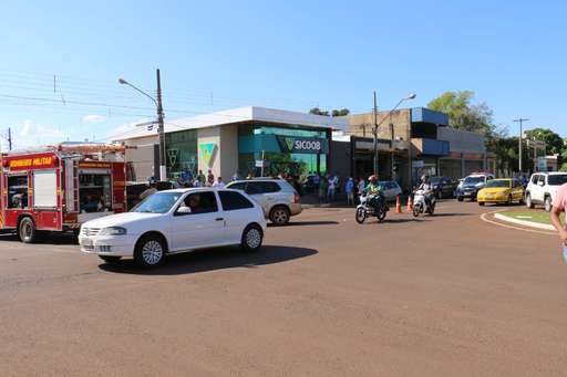 Carro capota ao ser atingido por outro veículo em cruzamento na Avenida Dorvalino dos Santos - Imagem da galeria de imagens