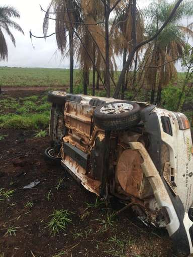 Caminhão invade a pista contrária e bate em Sandero na BR-060 - Imagem da galeria de imagens