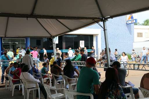 Procura por auxilio emergencial começa de madrugada e atendimento passa a ter estrutura de triagem - Imagem da galeria de imagens