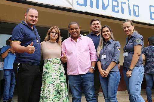 Lions entrega 246 peças para renovar uniformes de funcionários do hospital - Imagem da galeria de imagens