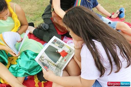 Projeto de incentivo à leitura reuniu 45 estudantes na Praça Central - Imagem da galeria de imagens
