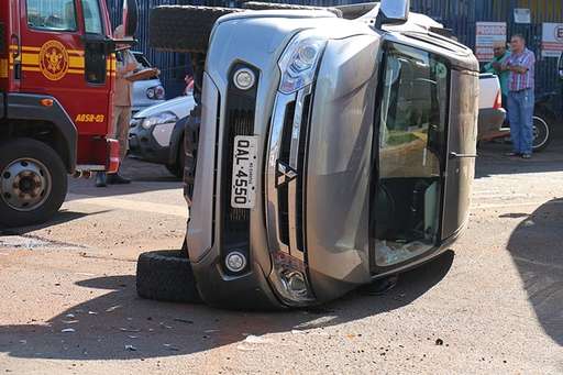 Carro capota ao ser atingido por outro veículo em cruzamento na Avenida Dorvalino dos Santos - Imagem da galeria de imagens
