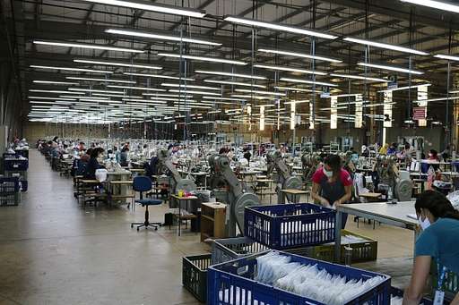 Tip Top inicia distribuição gratuita de 8.600 máscaras e desde fevereiro só passou a produzir o acessório - Imagem da galeria de imagens
