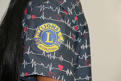 Lions entrega 246 peças para renovar uniformes de funcionários do hospital - Imagem da galeria de imagens