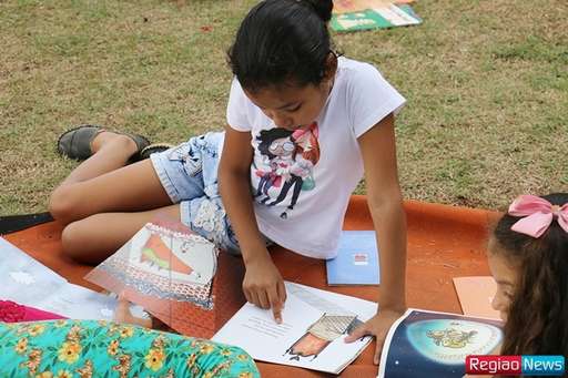 Projeto de incentivo à leitura reuniu 45 estudantes na Praça Central - Imagem da galeria de imagens