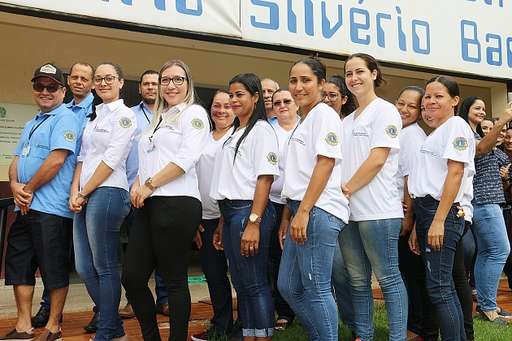 Lions entrega 246 peças para renovar uniformes de funcionários do hospital - Imagem da galeria de imagens