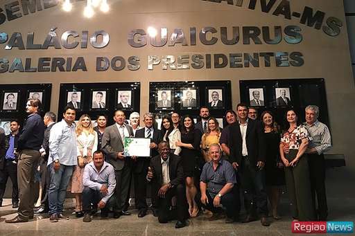 Daltro recebe título com outras 45 personalidades homenageadas nos 40 anos da Assembleia - Imagem da galeria de imagens