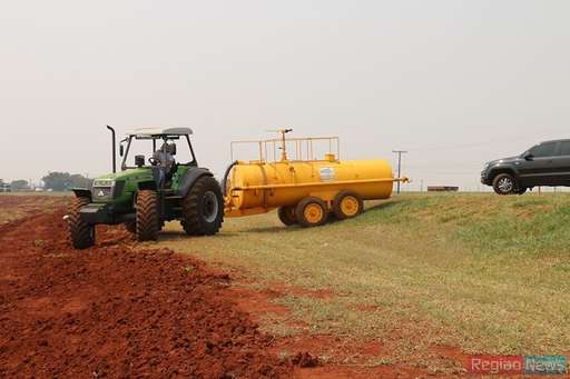 Com ajuda de fazendeiros, bombeiros conseguem controlar queimada em pasto na Fazenda Exposição - Imagem da galeria de imagens