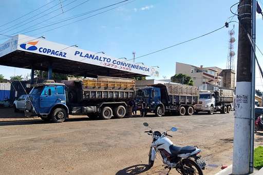 Carreta arrebenta cabo telefônico e interdita trecho da Dorvalino dos Santos - Imagem da galeria de imagens