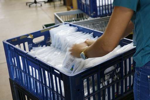 Tip Top inicia distribuição gratuita de 8.600 máscaras e desde fevereiro só passou a produzir o acessório - Imagem da galeria de imagens