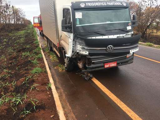 Caminhão invade a pista contrária e bate em Sandero na BR-060 - Imagem da galeria de imagens