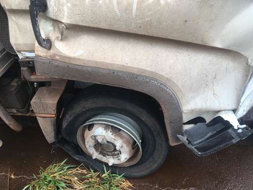 Caminhão invade a pista contrária e bate em Sandero na BR-060 - Imagem da galeria de imagens