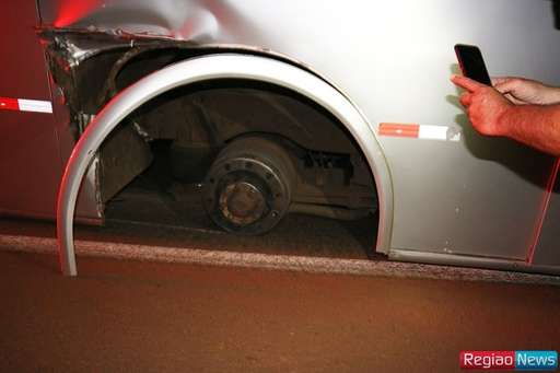 Roda de ônibus da Cruzeiro do Sul com 16 passageiros se solta na BR-060 - Imagem da galeria de imagens
