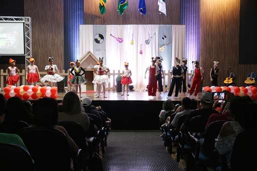 Emoção, musicalidade e arte na apresentação de crianças e adolescentes da Apascentar - Imagem da galeria de imagens