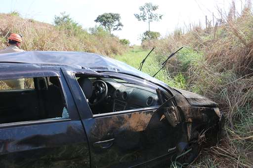Motorista perde a direção de veículo e capota na BR-060 - Imagem da galeria de imagens