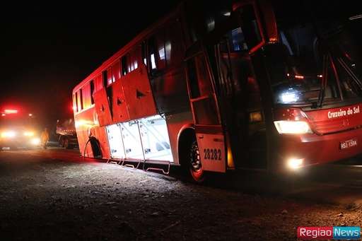 Roda de ônibus da Cruzeiro do Sul com 16 passageiros se solta na BR-060 - Imagem da galeria de imagens