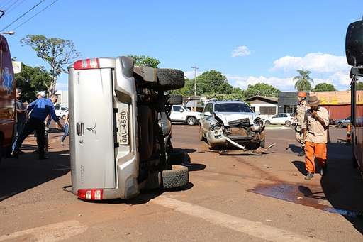 Carro capota ao ser atingido por outro veículo em cruzamento na Avenida Dorvalino dos Santos - Imagem da galeria de imagens