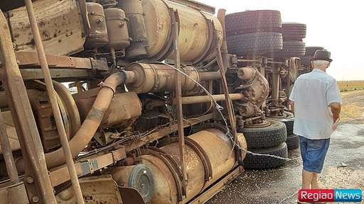 Carreta com 32 toneladas de soja tomba ao fazer rotatória - Imagem da galeria de imagens