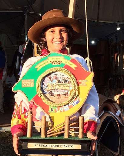 Alcindinho Neto é campeão na categoria Laço Piazito do 33º Rodeio Internacional de Vacaria/RS - Imagem da galeria de imagens