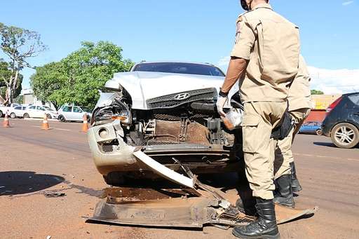 Carro capota ao ser atingido por outro veículo em cruzamento na Avenida Dorvalino dos Santos - Imagem da galeria de imagens