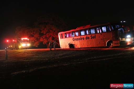 Roda de ônibus da Cruzeiro do Sul com 16 passageiros se solta na BR-060 - Imagem da galeria de imagens