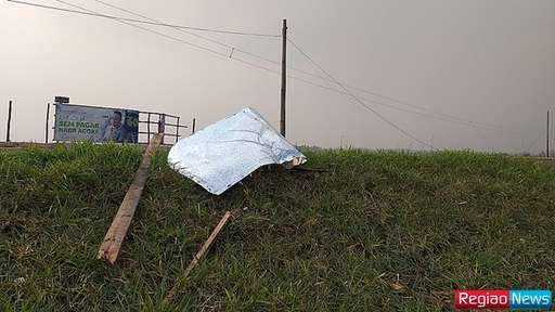 Carreta com 32 toneladas de soja tomba ao fazer rotatória - Imagem da galeria de imagens