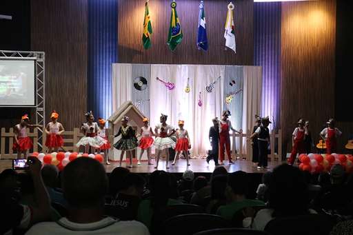 Emoção, musicalidade e arte na apresentação de crianças e adolescentes da Apascentar - Imagem da galeria de imagens
