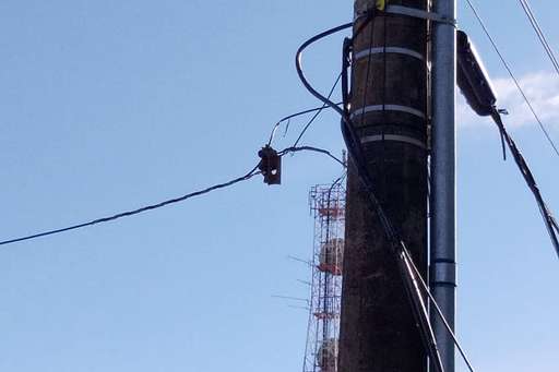 Carreta arrebenta cabo telefônico e interdita trecho da Dorvalino dos Santos - Imagem da galeria de imagens