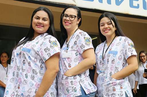 Lions entrega 246 peças para renovar uniformes de funcionários do hospital - Imagem da galeria de imagens