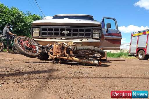 Motorista sem habilitação invade preferencial, provoca colisão em que motociclista teve fratura exposta - Imagem da galeria de imagens
