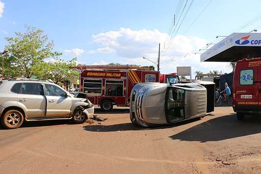 Carro capota ao ser atingido por outro veículo em cruzamento na Avenida Dorvalino dos Santos - Imagem da galeria de imagens