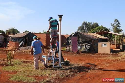 História de garoto inventor atraiu ONG que instalou energia solar na comunidade - Imagem da galeria de imagens