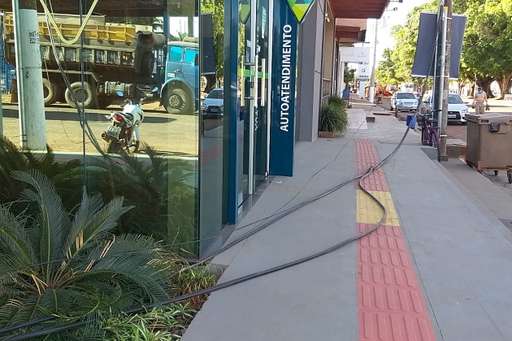 Carreta arrebenta cabo telefônico e interdita trecho da Dorvalino dos Santos - Imagem da galeria de imagens
