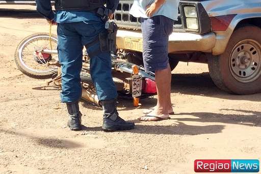 Motorista sem habilitação invade preferencial, provoca colisão em que motociclista teve fratura exposta - Imagem da galeria de imagens