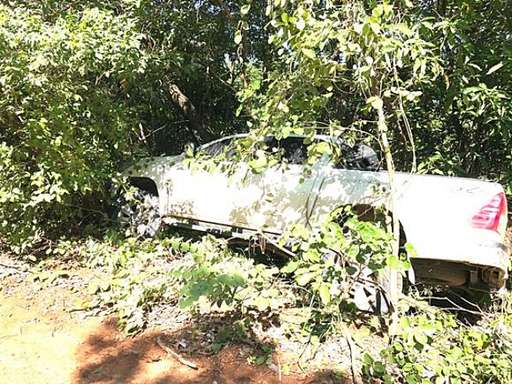 Após falha mecânica, advogado sidrolandense perde o controle e bate em árvore - Imagem da galeria de imagens