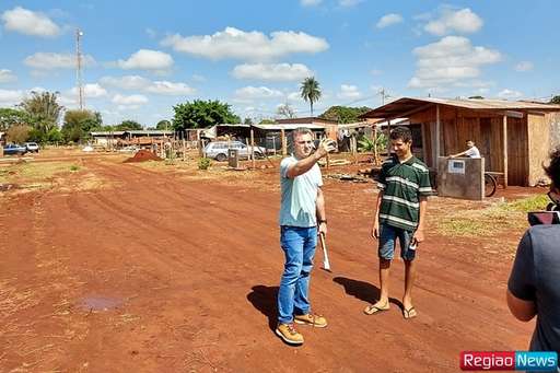 Luciano Huck em Sidrolândia para entrevistar garoto inventor - Imagem da galeria de imagens