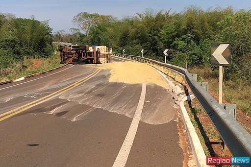 Motorista perde controle em curva e caminhão carregado de ração tomba na MS-162 - Imagem da galeria de imagens