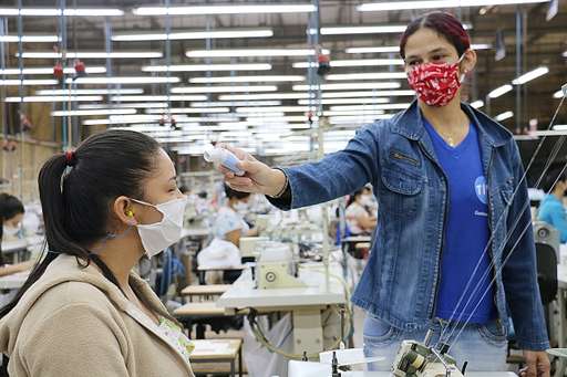 Tip Top inicia distribuição gratuita de 8.600 máscaras e desde fevereiro só passou a produzir o acessório - Imagem da galeria de imagens